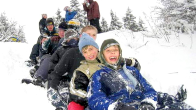 Copii, la săniuș - imagine cu notă sugestivă